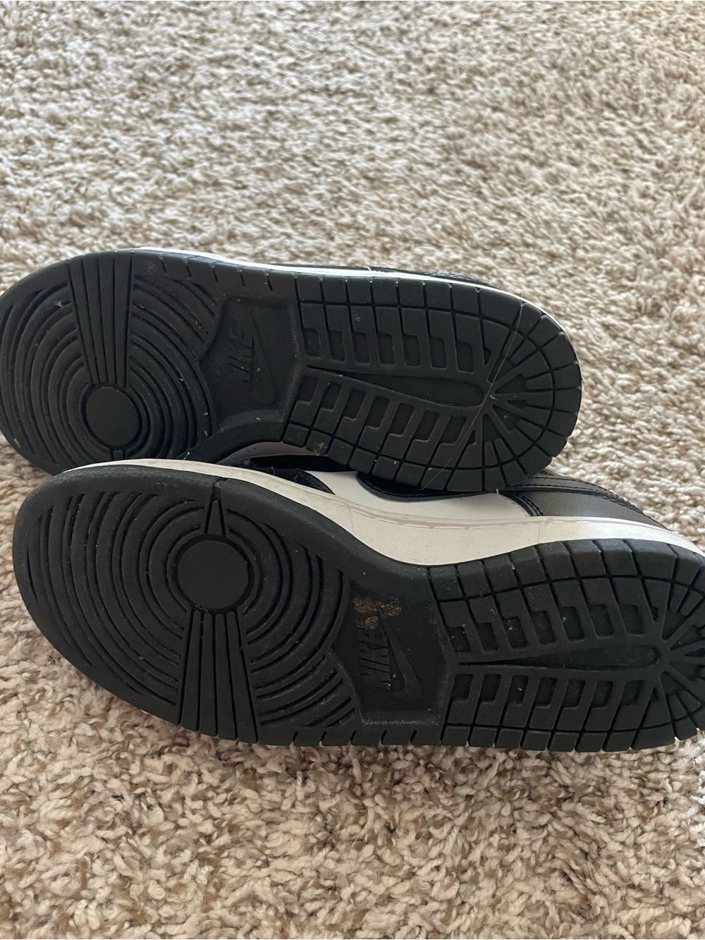 Nike Black & White Low-Top Sneakers - Picture 5 of 6